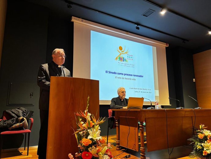 El obispo de León (I) junto al subsecretario del Sínodo de los Obispos (D).