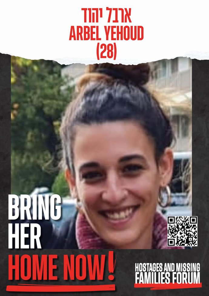 Archivo - Cartel con la fotografía de Arbel Yehud, israelí secuestrada en la Franja de Gaza