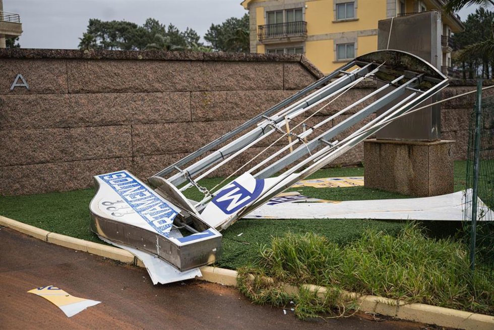 Un cartel en el suelo por las fuertes rachas de viento en la comarca de Salnés, a 27 de enero de 2025, en Salnés, Pontevedra, Galicia (España). La borrasca 'Herminia' recorre la Península hoy y llegará hasta el Mediterráneo y Baleares al final del día c