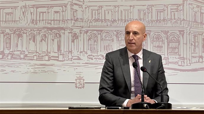 Archivo - El alcalde de León, José Antonio Diez, durante la rueda de prensa.
