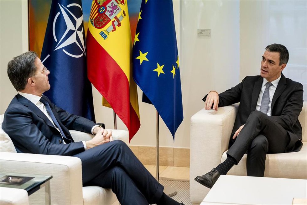 El presidente del Gobierno, Pedro Sánchez (d), y el secretario general de la OTAN, Mark Rutte (i), durante una reunión, en el Complejo de la Moncloa, a 27 de enero de 2025, en Madrid (España).