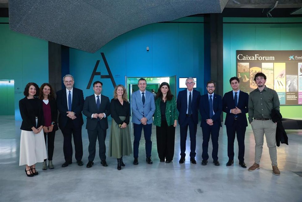 Foto de familia en los IV Premios Internacionales de Periodismo Manuel Chaves Nogales, convocados por la Diputación de Sevilla y la Asociación de la Prensa de Sevilla.