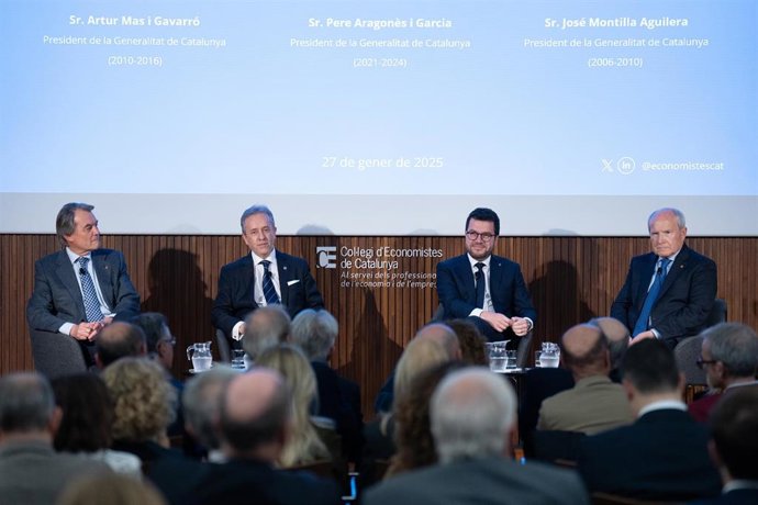 Los expresidentes de la Generalitat José Montilla, Artur Mas y Pere Aragonès, junto al decano del Col·legi d'Economistes de Catalunya, Carlos Puig de Travy.