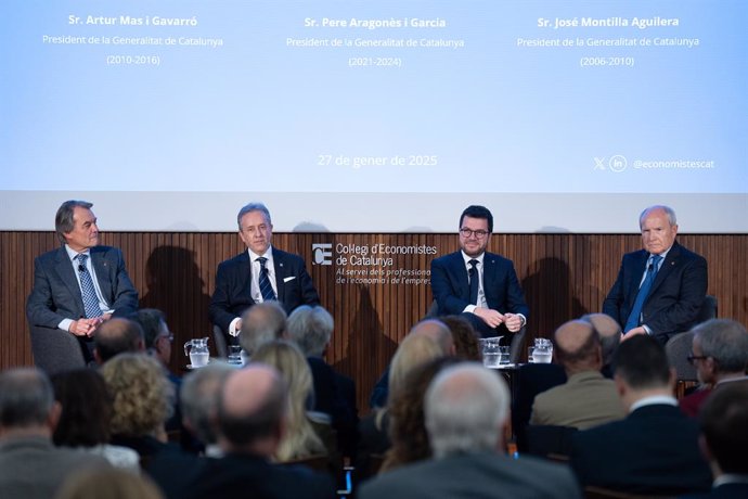 Els ex-presidents de la Generalitat José Montilla, Artur Mas i Pere Aragonès, junt amb el degà del Col·legi d'Economistes de Catalunya, Carlos Puig de Travy.