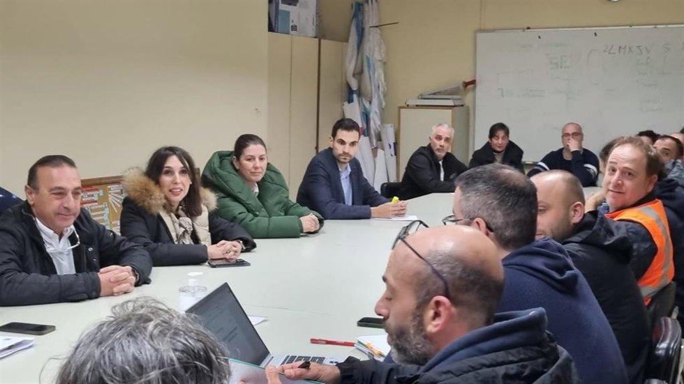 La conselleira de Economía, María Jesús Lorenzana, se reúne con el comité de empresa de Alcoa