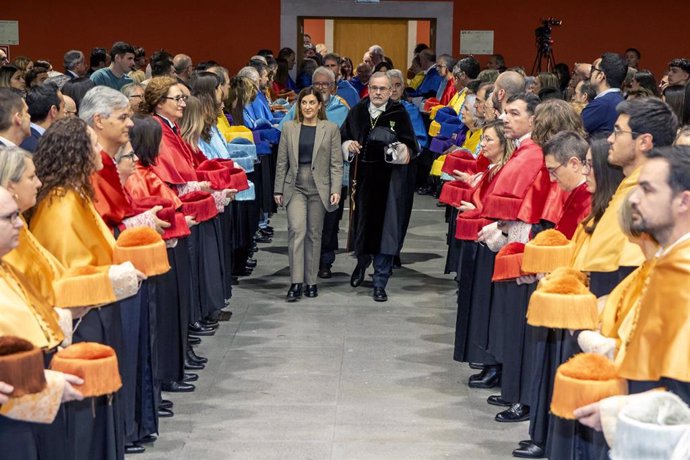 La presidenta de Cantabria, María José Sáenz de Buruaga, y el rector, Ángel Pazos, en al acto académico de la festividad de Santo Tomás de Aquino