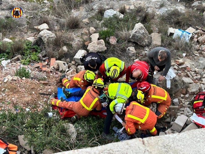 Bomberos rescatan a un hombre al caerse de un muro de unos diez metros mientras trabajaba en Alberic