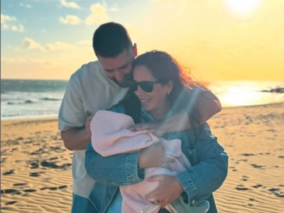 ANABEL PANTOJA, DAVID RODRÍGUEZ Y LA PEQUEÑA ALMA VUELVEN A CASA