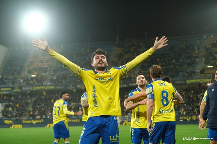 El Cádiz vence en inferioridad al Mirandés y huye de la zona baja