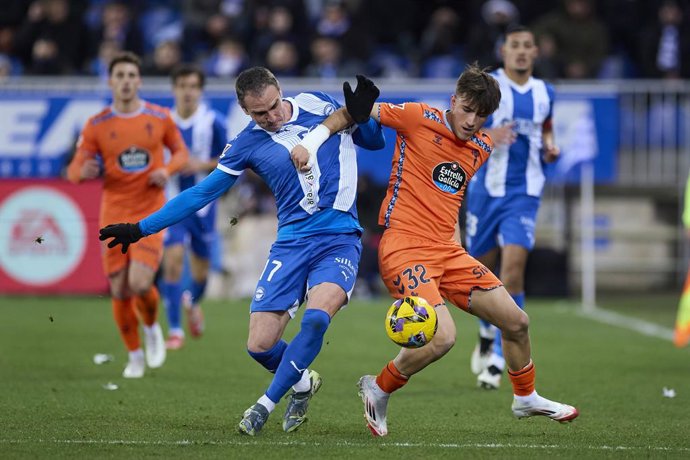 Kike Garcia of Deportivo Alaves competes for the ball during the LaLiga EA Sports match between Deportivo Alaves and RC Celta de Vigo at Mendizorrotza on January 27, 2025, in Vitoria, Spain.