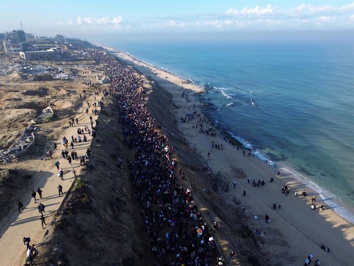 GAZA, Jan. 27, 2025  -- Aerial photo taken on Jan. 27, 2025 shows displaced people on their way home to the north of the Gaza Strip, near al-Nuseirat refugee camp in central Gaza Strip. Tens of thousands of Palestinians began returning to their homes in G