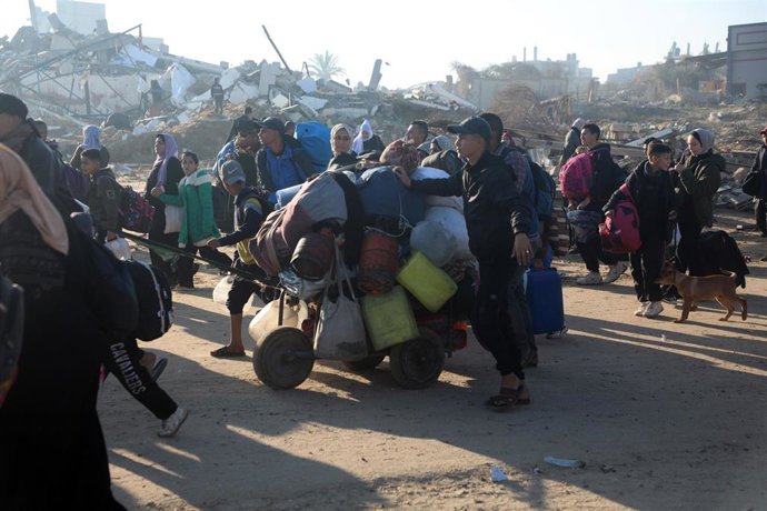Un grupo de desplazados en su regreso al norte de Gaza, desde el campo de Nuseirat 
