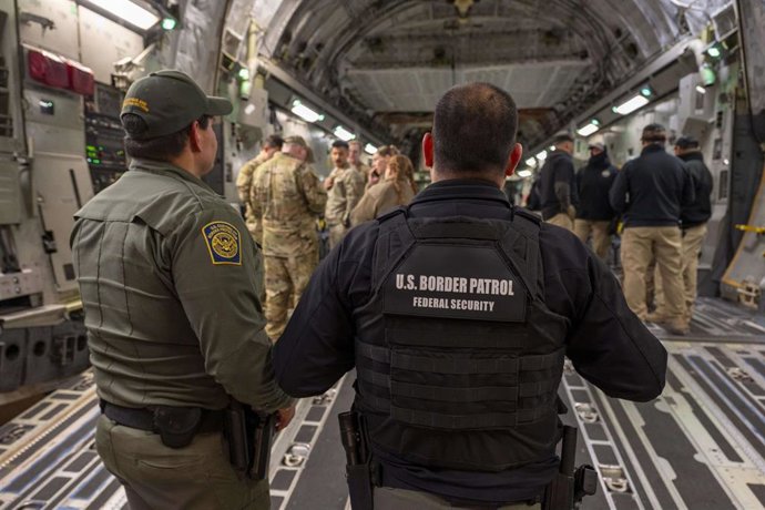 Las autoridades estadounidenses preparan un vuelo para deportar a migrantes indocumentados