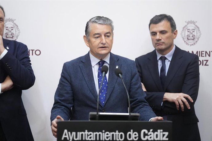 El consejero de la Presidencia, Antonio Sanz, este lunes en una comparencia informativa junto con el alcalde de Cádiz, Bruno García.