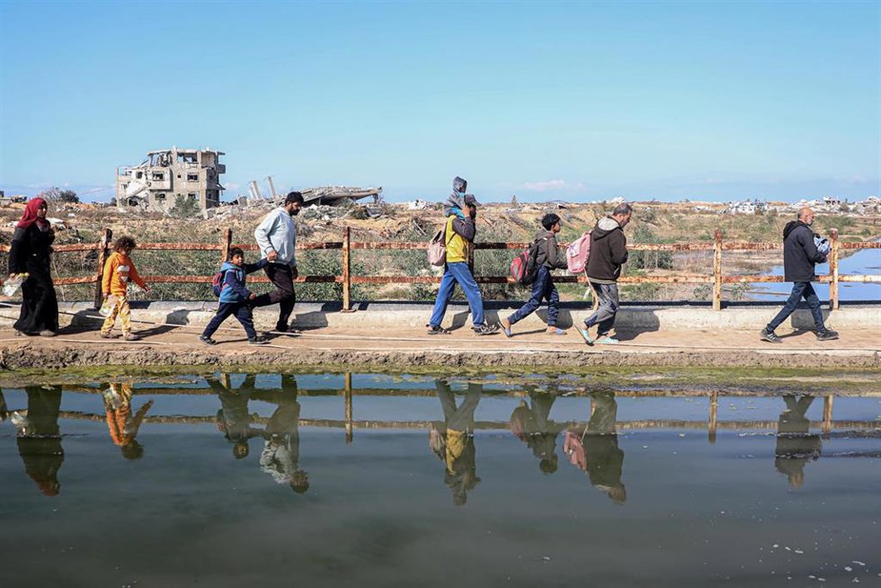 Desplazados palestinos  en su regreso a su hogar en ciudad de Gaza