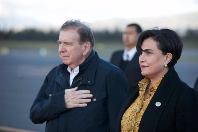 El excandidato presidencial de Venezuela Edmundo González junto a la ministra de Exteriores de Ecuador