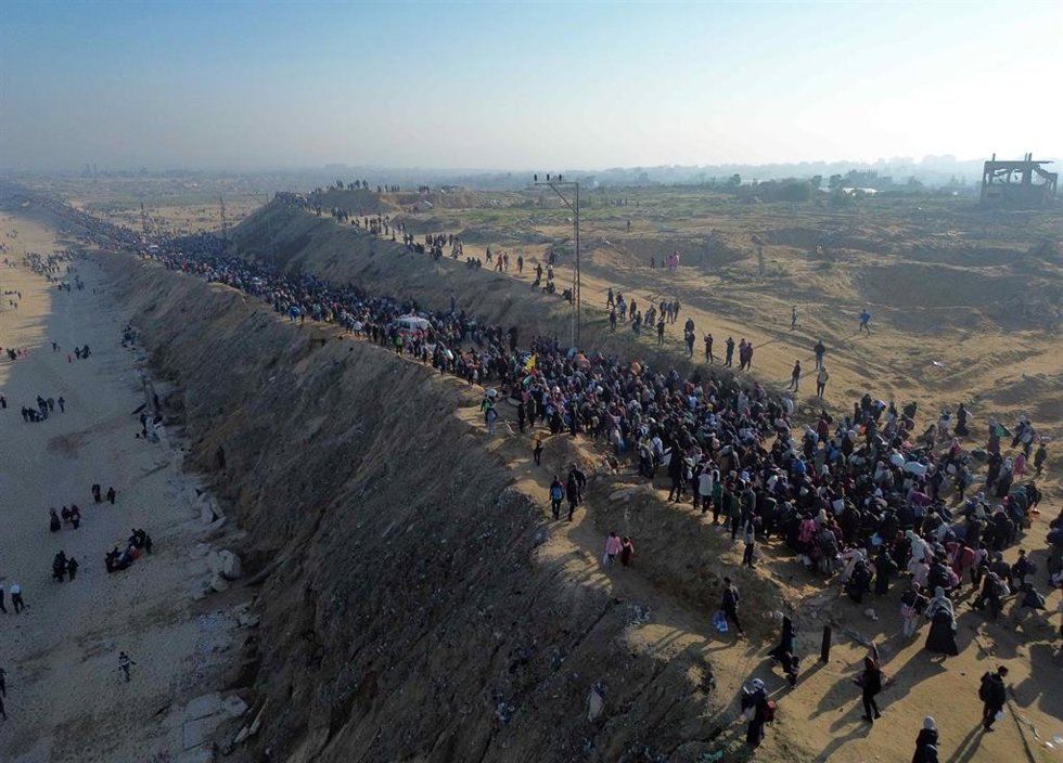Desplazados palestinos se dirigen hacia la ciudad de Gaza, en el norte de la Franja de Gaza, desde el sur del enclave, en el marco del alto el fuego pactado entre Israel y Hamás (archivo)