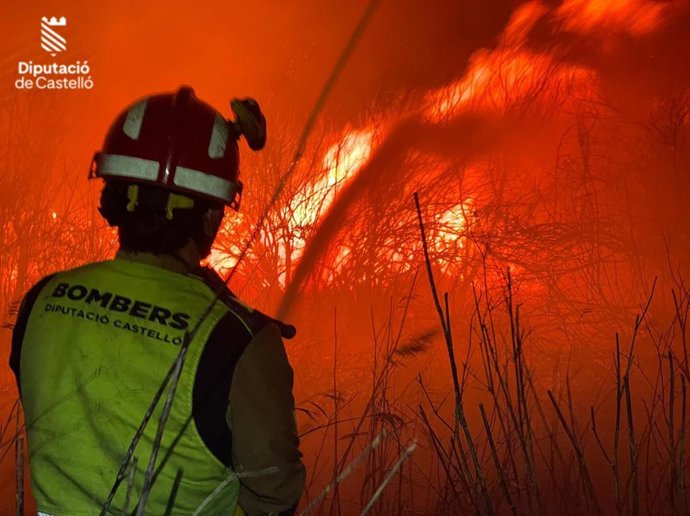 Un bombero de la Diputación de Castellón trabaja en el incendio en Nules que ha obligado a evacuar un camping