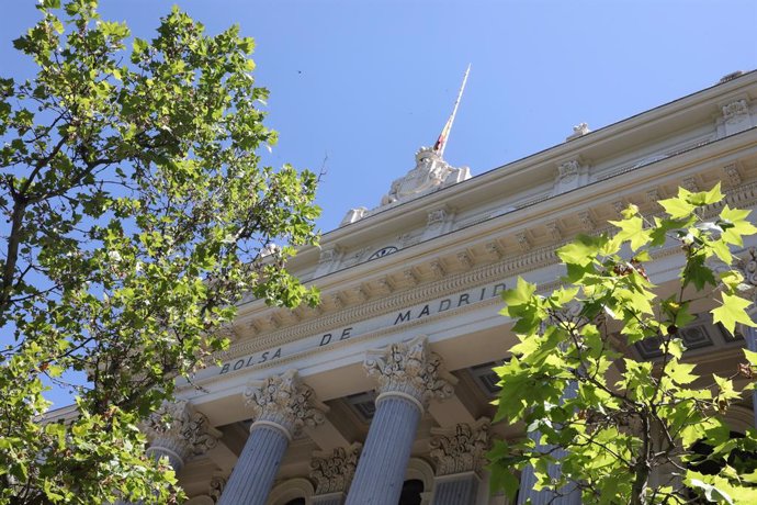 Archivo - Fachada del edificio de la Bolsa de Madrid, en Madrid (España)