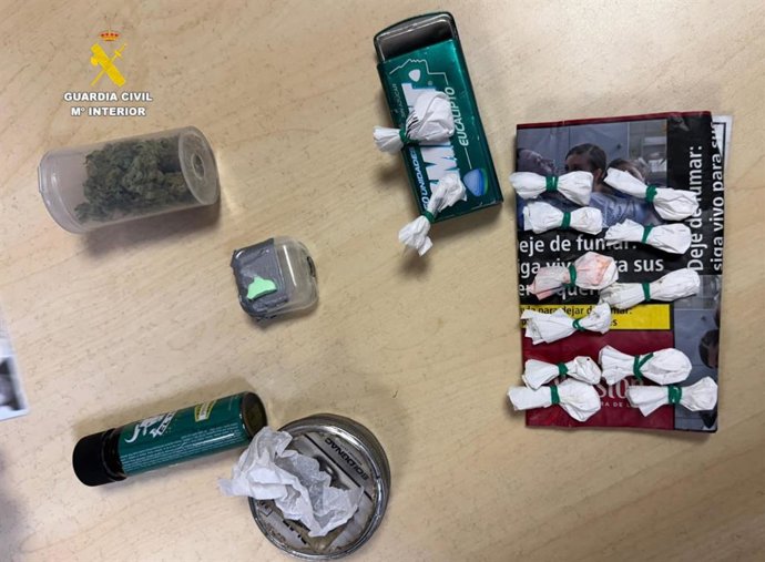 Agentes de la Guardia Civil han detenido a un joven de 27 años en Segorbe (Castellón) como presunto autor de un delito de tráfico de drogas al encontrar oculto dentro de su vehículo speed, hachís, marihuana y MDMA.
