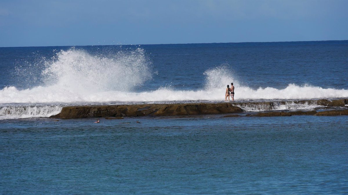 Rescatan a dos personas en apuros en la playa de Las Canteras, en Las Palmas de Gran Canaria