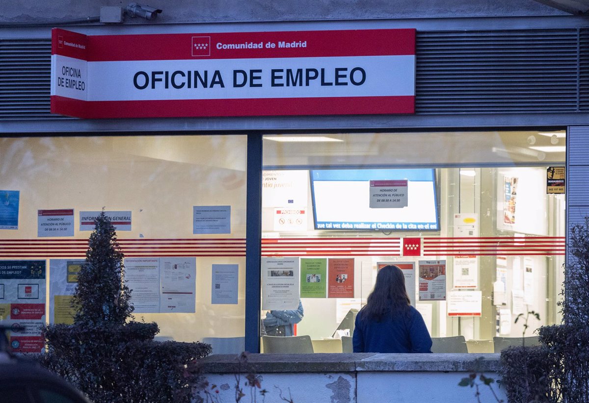 El paro en la Comunidad baja en 30.200 personas y cierra 2024 con 139.600 nuevos empleos