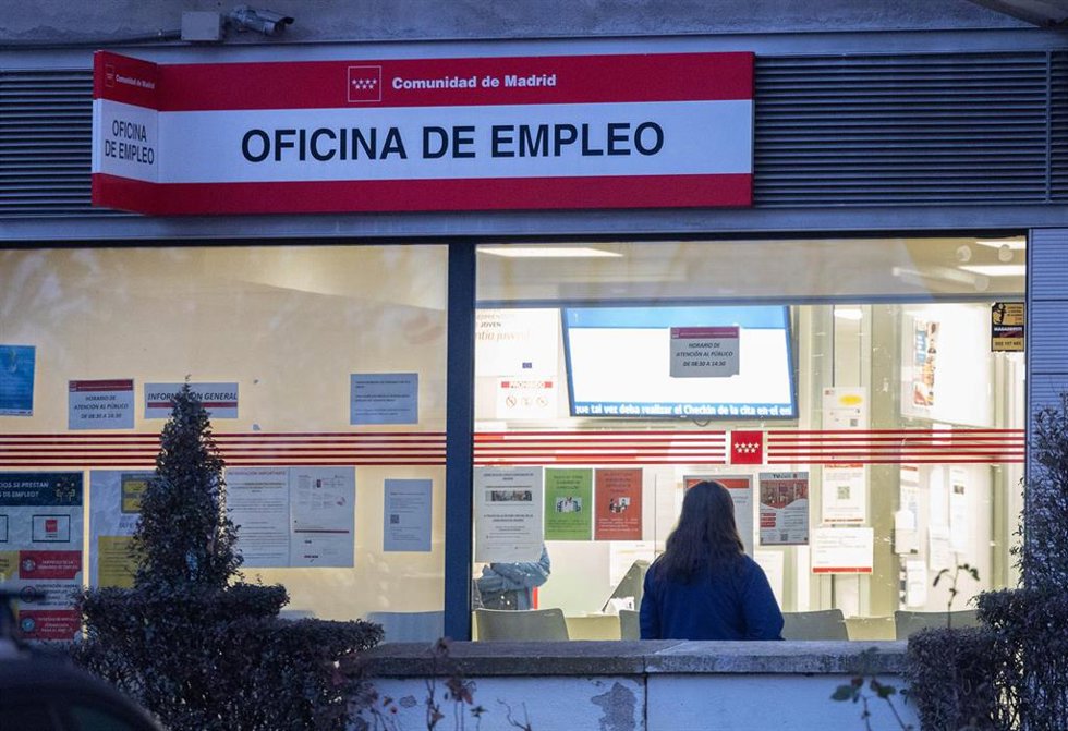 Varias personas en la puerta de una oficina del SEPE, a 3 de enero de 2025, en Madrid (España).
