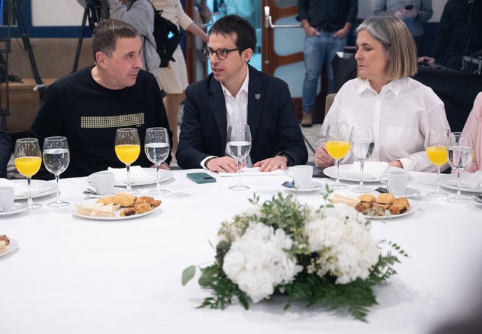 El portavoz parlamentario de EH Bildu, Pello Otxandiano, entre Arnaldo Otegi y Nerea Kortajarena