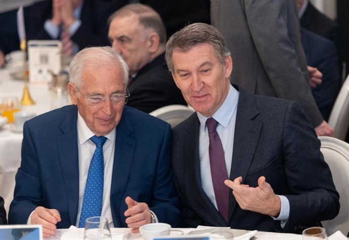 El presidente de la ciudad autónoma de Melilla, Juan José Imbroda (i) y el presidente del Partido Popular, Alberto Núñez Feijóo (d), durante un desayuno informativo organizado por Nueva Economía Fórum, en el Hotel Mandarin Oriental Ritz, a 28 de enero de 