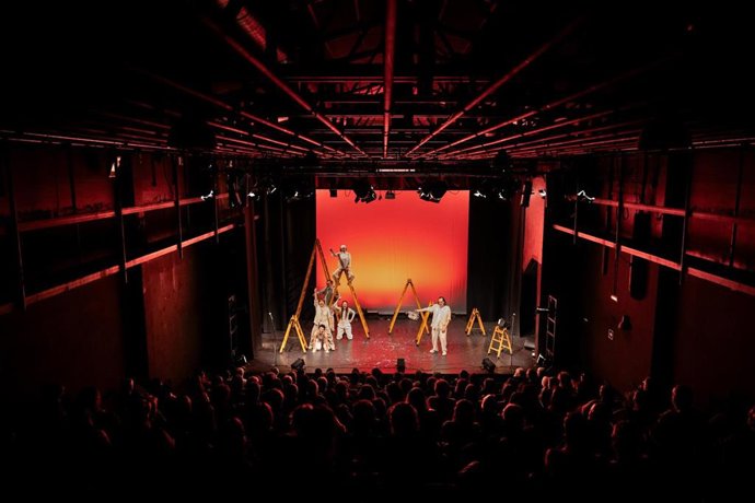 Espectáculo escénico en una sala de teatro.