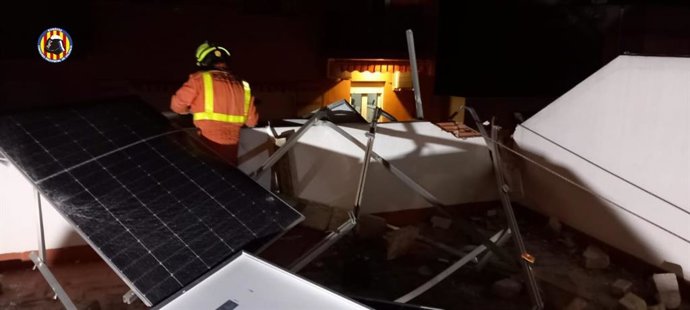 Retirada de placas fotovoltaicas en una vivienda de l'Alcúdia.