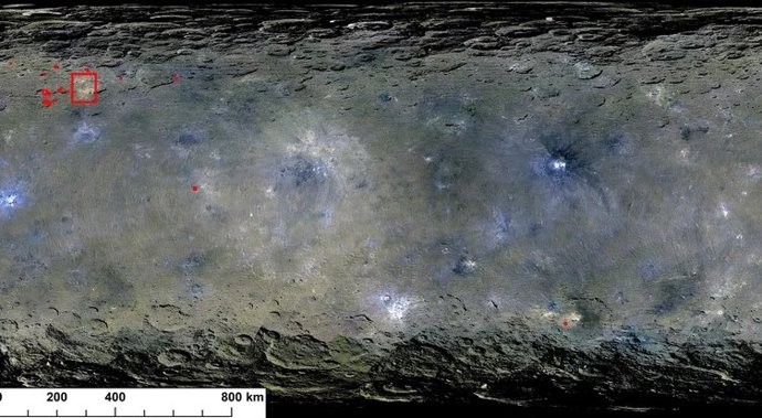 Superficie del planeta enano Ceres. Los sitios de material orgánico se muestran como o en cuadros rojos. La gran mayoría de los yacimientos se encuentran cerca del cráter Ernutet en el hemisferio norte.