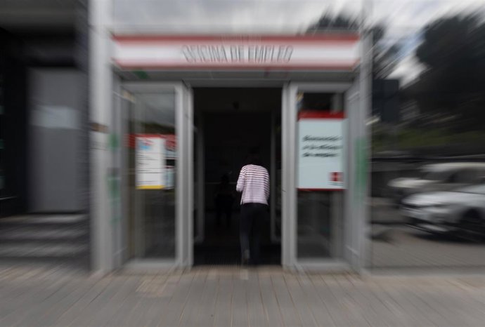 Archivo - Una persona entra a una oficina del SEPE