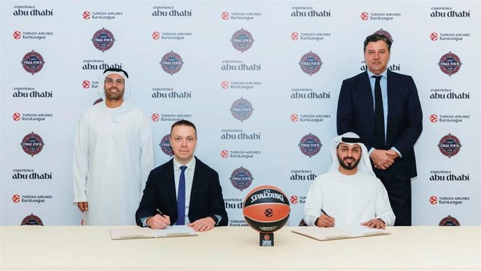 Foto de familia tras la firma del acuerdo entre la Euroliga y Abu Dabi para la celebración de la 'Final Four' en 2025