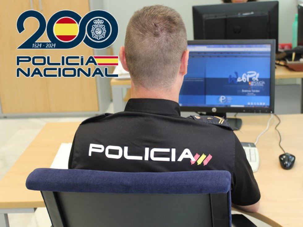 Archivo - Agente de la Policía Nacional de delitos informáticos.