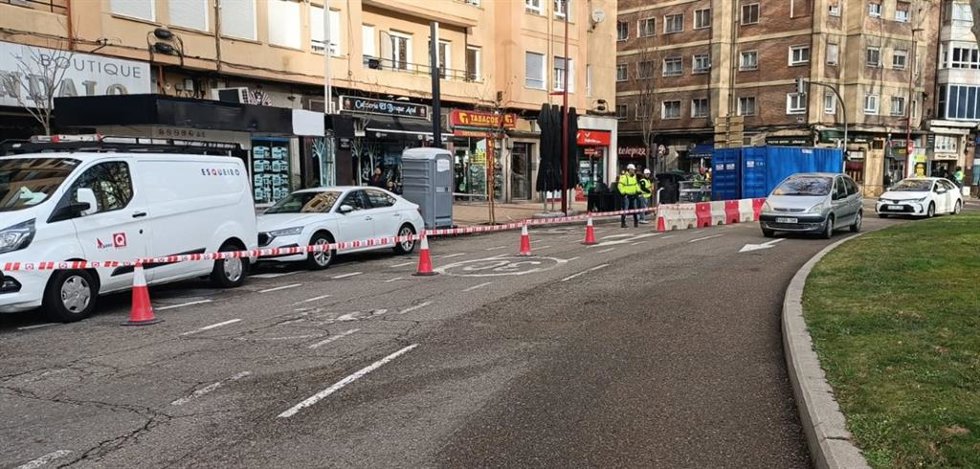 Carril cortado al tráfico en la plaza Circular de Valladolid.