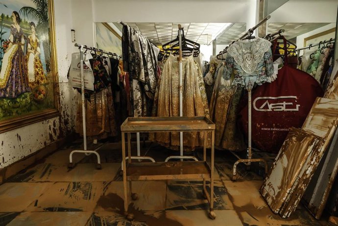Archivo - Interior de una tienda de indumentaria fallera en Picanya tras la dana