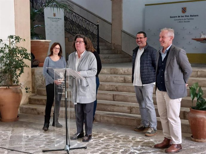 La consellera de Familias y Asuntos Sociales, Catalina Cirer, en rueda de prensa