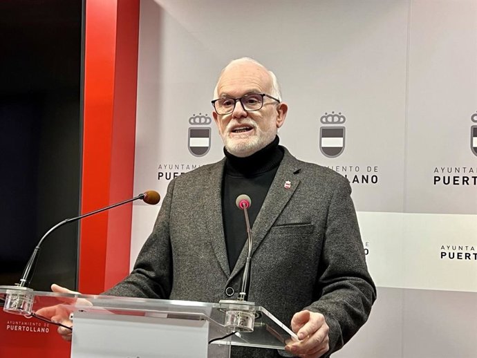 El portavoz del Grupo Municipal Socialista, Casto Sánchez, en rueda de prensa.