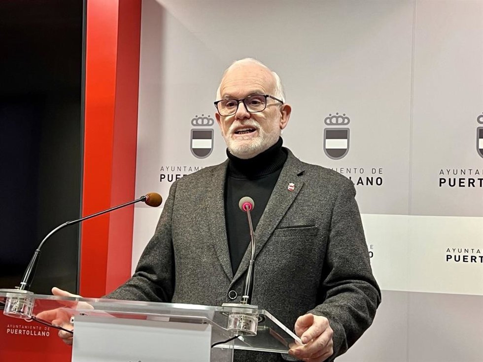 El portavoz del Grupo Municipal Socialista, Casto Sánchez, en rueda de prensa.