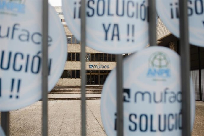 Varias personas durante una concentración, frente a la sede central de MUFACE, a 22 de enero de 2025, en Madrid (España).