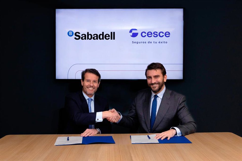 El director adjunto de Banco Sabadell, Eduardo Currás y el presidente ejecutivo de Cesce, Pablo de Ramón-Laca.