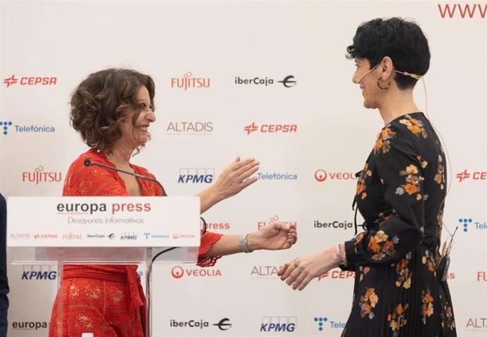 Archivo - La vicepresidenta primera y ministra de Hacienda, María Jesús Montero, y la ministra de Inclusión, Seguridad Social y Migraciones, Elma Saiz, en un acto en Madrid.