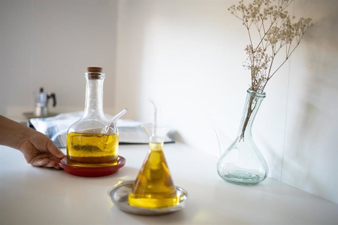 Archivo - Dos aceiteras con aceite