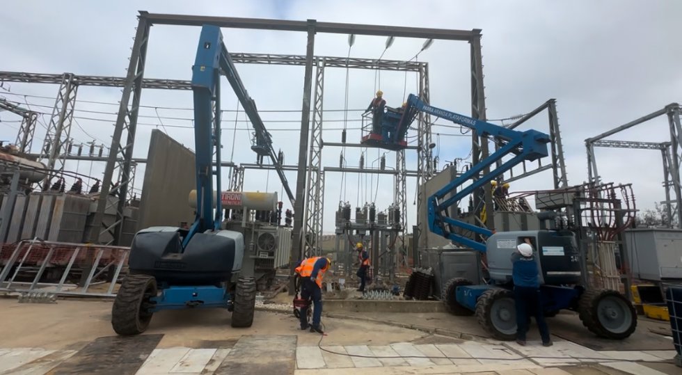 Trabajos en la infraestructura eléctrica en la zona de Niebla (Huelva).