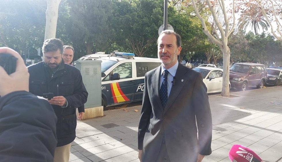 El presidente del Parlament, Gabriel Le Senne, antes de acudir al acto por el 201 aniversario de la Policía Nacional.