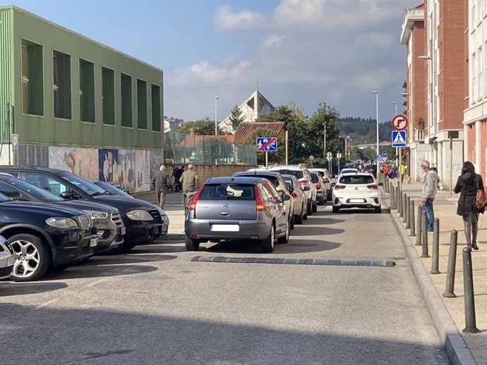 Archivo - Coches mal estacionados en Torrelavega