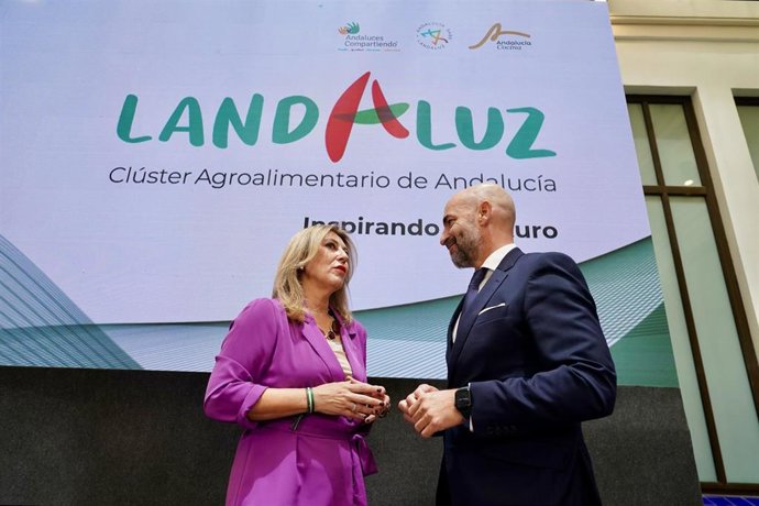 Archivo - La consejera de Economía, Hacienda y Fondos Europeos, Carolina España, junto al presidente de Landaluz, Álvaro Guillén, en una imagen de archivo.