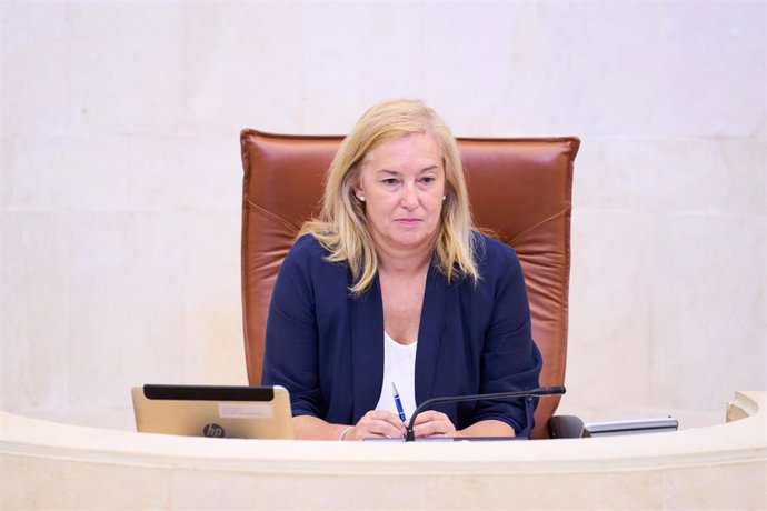 Archivo - La presidenta del Parlamento de Cantabria, María José González Revuelta