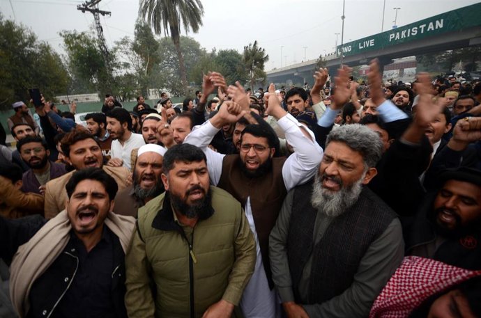 Archivo - Imagen archivo de seguidores del PTI en una calle de Pakistán.